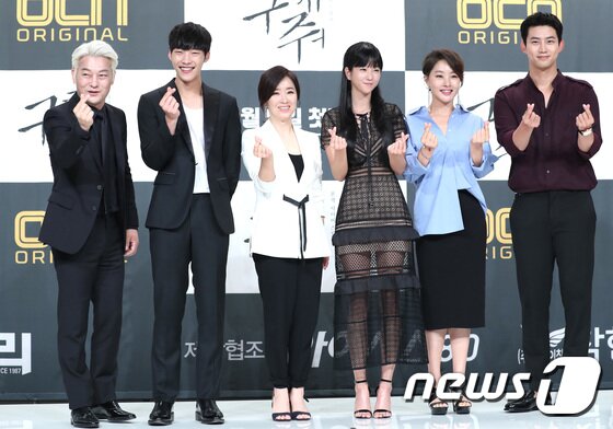 본문 이미지 - 배우 조성하(왼쪽부터), 우도환, 윤유선, 서예지, 박지영, 옥택연(왼쪽부터)이 27일 오후 서울 영등포 타임스퀘어에서 열린 OCN 드라마 ‘구해줘’ 제작발표회에 참석해 포즈를 취하고 있다. 2017.7.27./뉴스1 ⓒ News1 권현진 기자