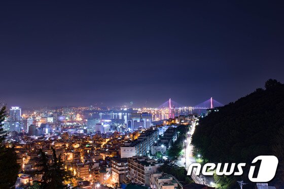 본문 이미지 - 부산 동구 이바구캠프에서 바라본 산복도로 야경. 부산관광공사제공ⓒ News1  