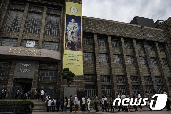 본문 이미지 -  28일(현지시간) 태국 방콕에 있는 한 우체국에서 시민들이 국왕 기념우표를 구매하기 위해 길게 줄을 서 있다. ⓒ AFP=뉴스1