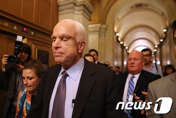 본문 이미지 - 존 매케인 공화당 상원의원(애리조나)이 28일(현지시간) 새벽 상원 표결을 마친 뒤 의회를 빠져나가고 있다. ⓒ AFP=뉴스1
