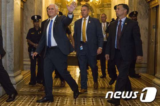 본문 이미지 - 27일(현지시간) 밤 표결을 앞두고 의회에 도착한 마이크 펜스 부통령. 펜스 부통령은 이날 스키니 법안이 부결되자 빠르게 의회를 벗어났다. ⓒ AFP=뉴스1