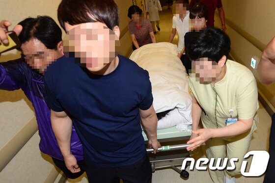 본문 이미지 - 박근혜 전 대통령이 서울 서초구 반포대로 서울성모병원에서 진료 및 검사를 받고 침대에 누은 채 병실로 이동하고 있다.  ⓒ News1 임세영 기자