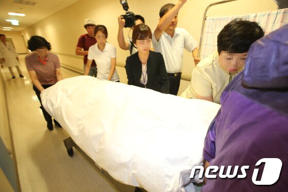 본문 이미지 - 박근혜 전 대통령이 28일 오후 서울 서초구 반포대로 서울성모병원에서 얼굴을 가린채 이동하고 있다.2017.7.28/뉴스1 ⓒ News1 임세영 기자