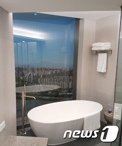 본문 이미지 - '아크로 서울포레스트' 일부 가구에는 욕실에도 통유리가 설치돼 한강을 내려다보며 반신욕을 즐길 수 있다.ⓒ News1