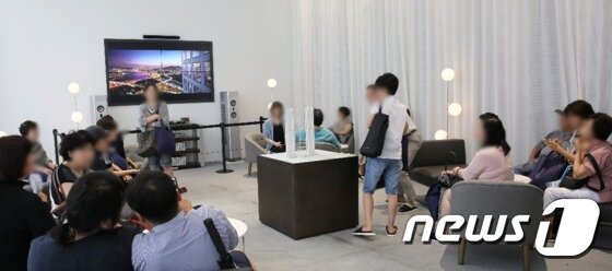 본문 이미지 - '아크로 서울포레스트' 모델하우스에 방문한 내방객들의 모습ⓒ News1
