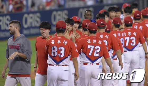 본문 이미지 - 28일 오후 서울 송파구 잠실야구장에서 열린 '2017 타이어뱅크 KBO리그' KIA 타이거즈와 두산 베어스의 경기에서 KIA 선수들이 연장 12회 3대3 무승부로 마치고 서로를 격려하고 있다. 2017.7.28/뉴스1 ⓒ News1 송원영 기자