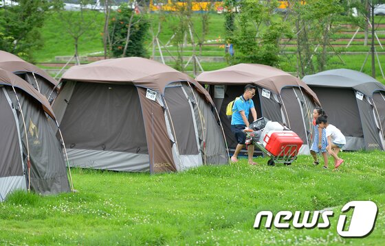 본문 이미지 - 27일 오후 서울 여의도한강공원 캠핑장을 찾은 시민들이 피크닉을 즐기고 있다. 2017.7.27 ⓒ News1 구윤성 기자