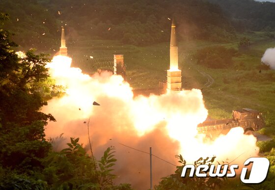 본문 이미지 - '현무2' 탄도미사일 발사 (합동참모본부 제공) 2017.7.29/뉴스1