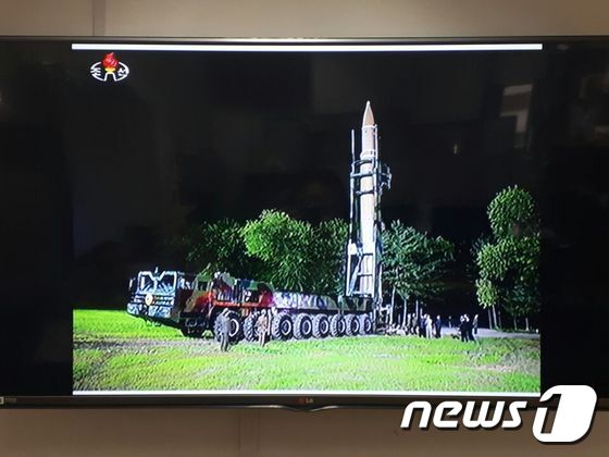 본문 이미지 - 북한 조선중앙TV는 29일 대륙간탄도미사일(ICBM)급 '화성-14형' 2차 시험발사 사진과 영상을 공개했다.ⓒ News1