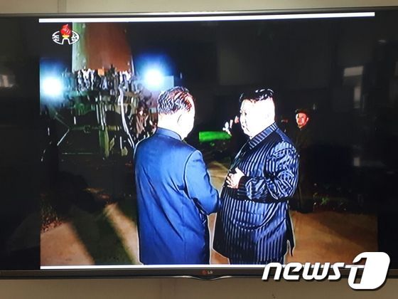 본문 이미지 - 북한 조선중앙TV는 29일 대륙간탄도미사일(ICBM)급 '화성-14형' 2차 시험발사 사진과 영상을 공개했다. ⓒ News1