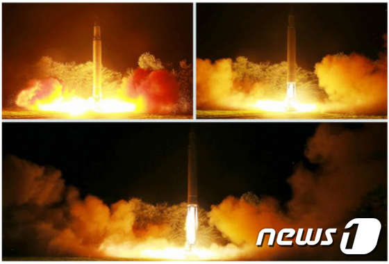 북한 대륙간탄도미사일(ICBM)급 미사일 '화성 14형' 2차 발사 모습.(노동신문) 2017.7.29/뉴스1 © News1 민경석 기자