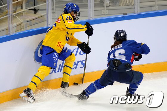 본문 이미지 - 29일 강원도 강릉하키센터에서 열린 대한민국과 스웨덴의 여자아이스하키 국가대표팀 친선전 2차 경기에서 한국의 조수지가 스웨덴 올손 한나를 수비하고 있다. 2017.7.29/뉴스1 ⓒ News1 서근영 기자
