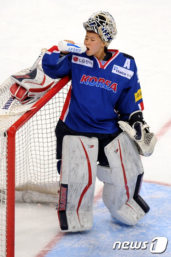 본문 이미지 - 29일 강원도 강릉하키센터에서 열린 'P&G 초청 대한민국과 스웨덴의 여자아이스하키 국가대표팀 친선전 2차 경기'에서 한국의 골리 신소정이 잠시 쉬는 동안 목을 축이고 있다. 2017.7.29/뉴스1 ⓒ News1 서근영 기자