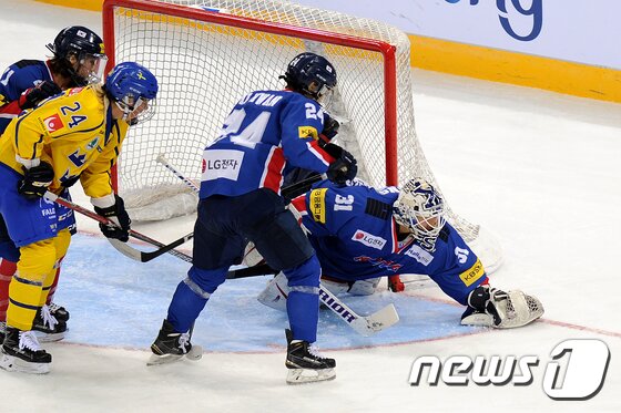 본문 이미지 - 29일 강원도 강릉하키센터에서 열린 대한민국과 스웨덴의 여자아이스하키 국가대표팀 친선전 2차 경기'에서 한국의 골리 신소정이 스웨덴의 슈팅을 막아내고 있다. 2017.7.29/뉴스1 ⓒ News1 서근영 기자