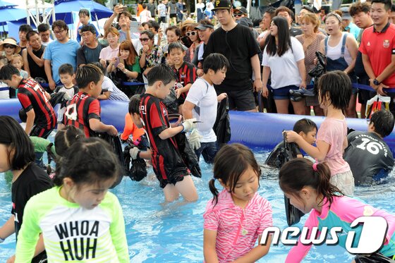 본문 이미지 - 양구 배꼽축제 맨손 장어잡기 체험. (뉴스1 DB)
