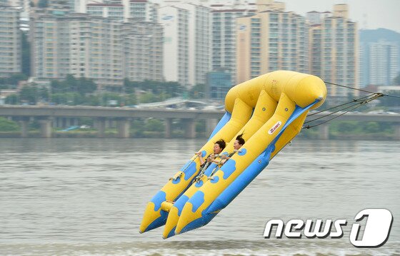 본문 이미지 - 기자가 27일 오후 서울 여의도한강공원에서 플라이피쉬를 타고 있다. 2017.7.27  ⓒ News1 구윤성 기자