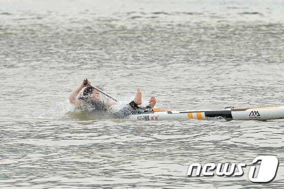 본문 이미지 - 27일 오후 여의도한강공원에서 썹을 즐기던 기자는 아차하는 순간 균형을 잃고 물에 빠졌다. ⓒ News1 구윤성 기자