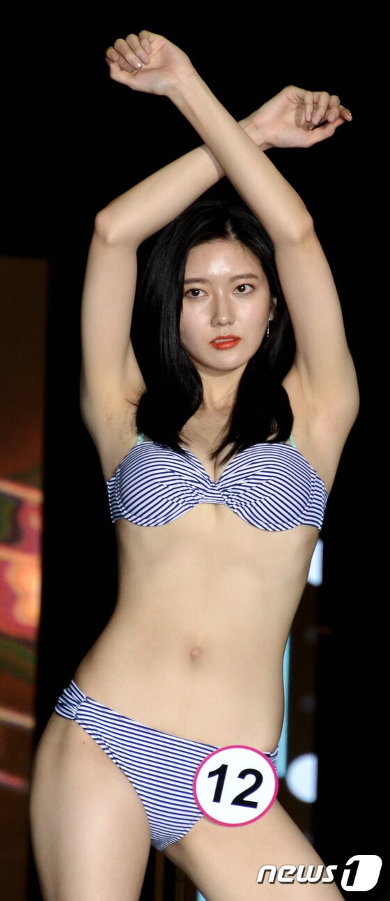 본문 이미지 - 29일 강원 양양군 낙산해변에서 열린 2017 비키니코리아 선발대회에서 참가자가 포즈를 취하고 있다. 이번 2017 비키니코리아 선발대회는 미스 투어리즘 유니버스 한국대표 선발전(1~3위 세계대회 참가)으로 진행됐다. 2017.7.29/뉴스1 ⓒ News1 최석환 기자
