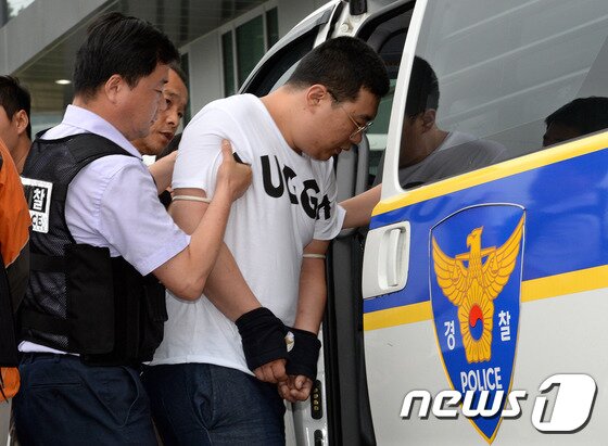 본문 이미지 - 창원 '골프연습장' 납치-살해 용의자 심천우(31, )씨가 3일 오후 서울 중랑경찰서에서 창원서부경찰서로 압송되고 있다. 서울 중랑경찰서는 이날 오전 10시쯤 중랑구 소재 한 모텔에서 용의자 심천우(31)·강정임(36·여)을 검거했다. 2017.7.3/뉴스1 ⓒ News1 박세연 기자