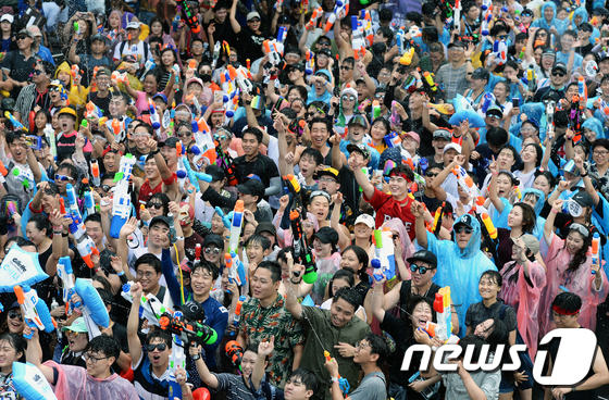 (서울=뉴스1) 오대일 기자 = 30일 오후 서울 서대문구 연세로에서 열린 '제5회 신촌물총축제'에서 시민들이 물총싸움을 하며 더위를 날려 보내고 있다. 이번 축제는 '신촌에 불시 …