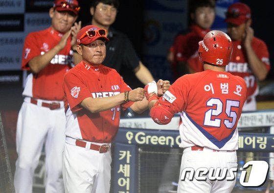 본문 이미지 - 현역 시절 이범호(오른쪽)와 김기태 KIA 전 감독. /뉴스1 DB ⓒ News1 오대일 기자