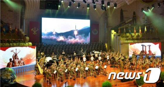 본문 이미지 -  사진은 '화성-14형' 2차 시험발사 성공 경축 연회에서 모란봉악단과 공훈국가합창단의 합동공연 모습. (노동신문) 2017.7.31/뉴스1 ⓒ News1 임세영 기자