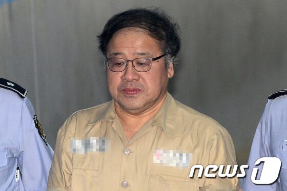 본문 이미지 - 안종범 전 청와대 정책조정수석이 4일 오전 서울 서초구 서울중앙지방법원에서 열린 공판에 출석하고 있다. 2017.7.4/뉴스1 ⓒ News1 임세영 기자