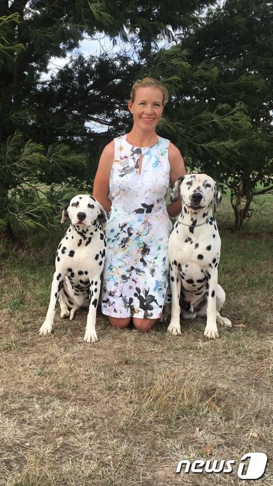 본문 이미지 - 브리더인 세실리아 랭턴 벙커와 달마티안 '마일리' '아스트로'의 모습.(사진 CC Dalmatians 페이스북)ⓒ News1