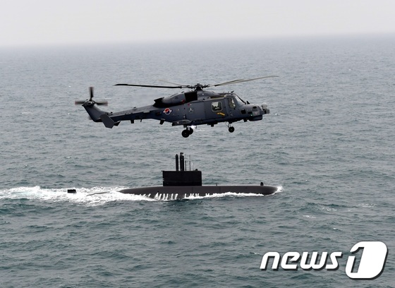 신형 해상작전헬기(AW-159)가 잠수함 이종무함(SS-1, 1200톤급)과 대잠훈련을 실시하고 있다. © News1