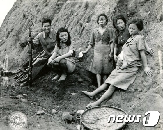 본문 이미지 - 1944년 9월 미군이 촬영한 중국 송산지역 위안부 포로 사진자료. (서울시 제공) 2017.7.5/뉴스1