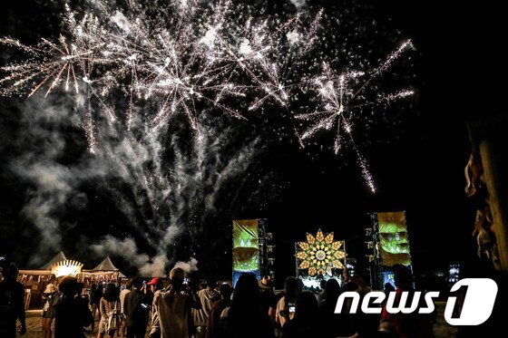 본문 이미지 - 양양 서피비치에서 열리는 비치파티. (서피비치 홈페이지 캡처)/뉴스1 ⓒ News1 고재교 기자