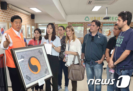 (서울=뉴스1) 임준현 인턴기자 = 조길형 영등포구청장(맨 왼쪽)이 5일 오후 자원순환센터에서 지자체 폐기물관리운영 체계를 견학하기 위해 방문한 해외 환경공무원들에게 재활용센터 내 …