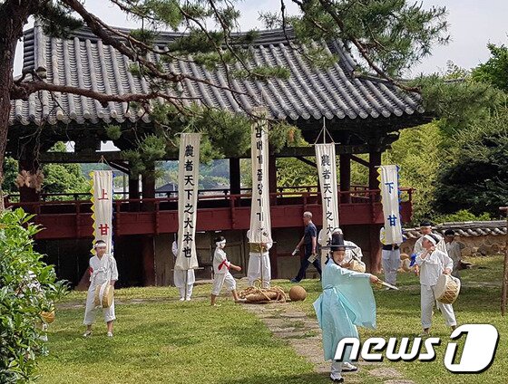 본문 이미지 - 밀양향교에서 아리랑 동동 친구들이 선비 풍류 공연을 펼치고 있다. (밀양시 제공) ⓒ News1