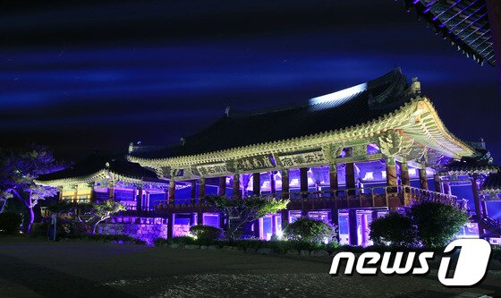 본문 이미지 - 밀양향교에서 아리랑 동동 친구들이 선비 풍류 공연을 펼치고 있다(밀양시 제공) ⓒ News1