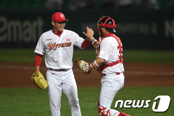 (인천=뉴스1) 성동훈 기자 = SK 와이번스 마무리 투수 박희수가 5일 인천SK행복드림구장에서 열린 KIA 타이거즈와의 경기에서 18-17로 승리한 뒤 하이파이브를 하고있다. 2 …