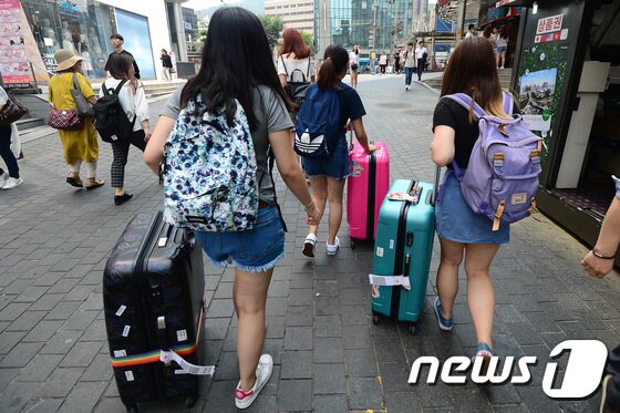 본문 이미지 - 2017년 7월 서울 중구 명동거리에서 중국인 관광객들이 떠나고 있다. 사드 도입에 관한 한-중 갈등으로 중국인 관광객이 급감한 탓에 5월 여행수지 적자 규모가 22개월 만에 최대 적자를 기록했다. 2017.7.6/뉴스1 ⓒ News1 임세영 기자