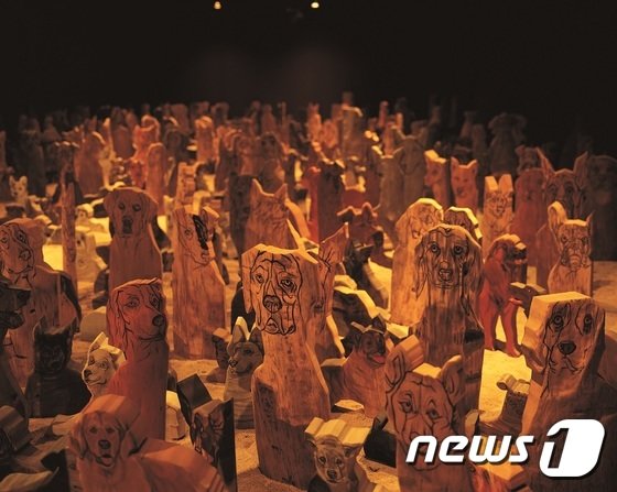 본문 이미지 - 윤석남_1025-사람과 사람 없이_acrylic on wood 가변설치_2008 (이상원미술관 제공) ⓒ News1