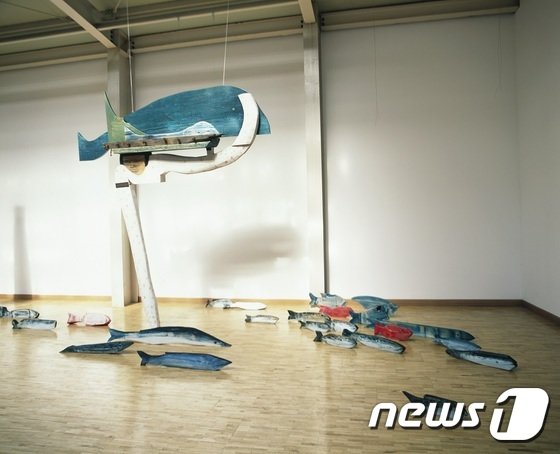 본문 이미지 - 윤석남_어시장_acrylic on wood 가변설치_2003 (이상원미술관 제공) ⓒ News1
