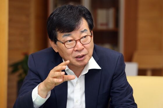 김성 장흥군수 "5·18 폄훼·왜곡 언론사에 광고집행 사과"