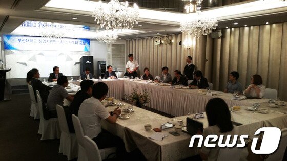 본문 이미지 - 6일 오전 부산 농심호텔 에메랄드홀에서 부산대학교 창업지원단 주최로 열린 기술창업 스카우터 제1차포럼에서 참가한 기술창업 스카우터들이 우수한 기술 창업자 발굴 및 육성을 위한 방안들을 논의하고 있다.2017.7.6./뉴스1 ⓒ News1