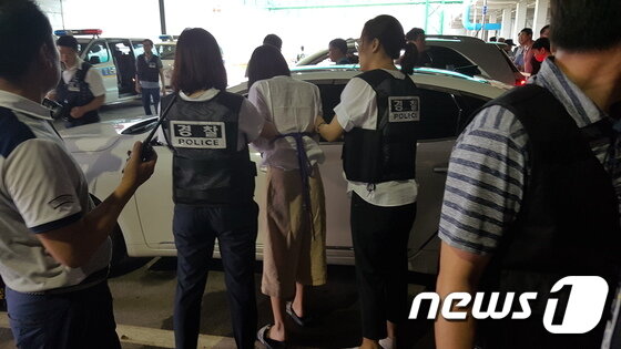 본문 이미지 - 창원의 한 골프연습장에서 발생한 40대 여성 납치·살해 사건의 피의자 강정임(36·여)에 대해 경찰이 2017년 7월 7일 오전 9시부터 현장검증을 진행하고 있다. ⓒ News1 강대한 기자