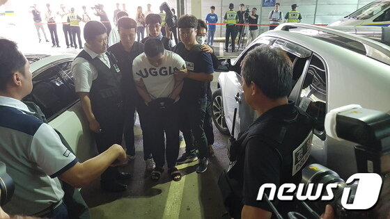 본문 이미지 - 창원의 한 골프연습장에서 발생한 40대 여성 납치·살해 사건의 피의자 심천우(31)가 2017년 7월 7일 오전 9시부터 현장검증을 진행하고 있다. ⓒ News1 강대한 기자