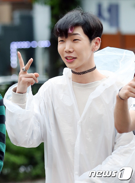 (서울=뉴스1) 권현진 기자 = 비에이 영균이 7일 오전 서울 여의도 KBS 신관 공개홀에서 열린 KBS2 '뮤직뱅크'(이하 뮤뱅) 리허설을 하기 위해 방송국으로 들어서며 인사를 …