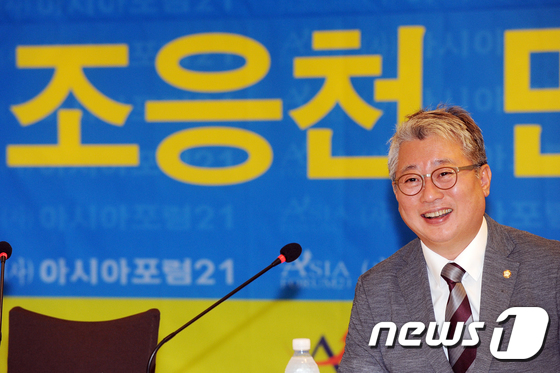 (대구ㆍ경북=뉴스1) 이종현 기자 = 조응천 더불어민주당 의원이 7일 오전 대구 수성호텔에서 아시아포럼21주최로 열린  릴레이 초청토론회에 참석해 환하게 웃고 있다. 2017.7. …