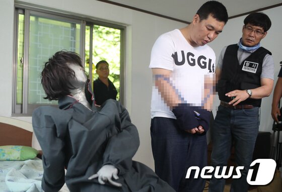 본문 이미지 - 2017년 6월 24일 창원의 한 골프연습장에서 발생한 '골프연습장 살해' 사건의 피의자 심천우(31)가 7월 7일 오전 11시쯤 경남 고성의 한 폐주유소에서 현장검증을 하고 있다.(사진공동취재단)2017.7.7/뉴스1 ⓒ News1 강대한 기자