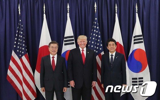 본문 이미지 - 문재인 대통령(왼쪽)과 도널드 트럼프 미국 대통령, 아베 신조 일본 총리가 2017년 7월6일 오후(현지시간) G20 정상회의가 열리는 독일 함부르크 시내 미국총영사관에서 열린 한미일 정상만찬에서 기념촬영을 하고 있다.(청와대) 2017.7.7/뉴스1 ⓒ News1 이광호 기자