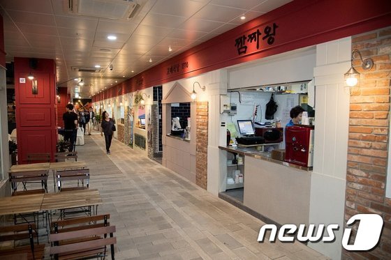 본문 이미지 - 군산공설시장 청년몰 '물랑루즈201'.ⓒ News1