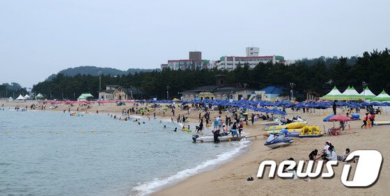 본문 이미지 - 7일 흐린 날씨에도 피서객들이 강원도 속초해수욕장을 찾아 여유로운 오후를 보내고 있다. 이날 속초해수욕장과 함께 강릉 경포해수욕장, 양양 낙산해수욕장도 개장해 본격적인 운영에 들어갔다. 2017.7.7/뉴스1 ⓒ News1 고재교 기자