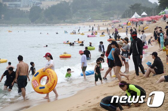 본문 이미지 - 7일 개장한 강원도 속초해수욕장에서 피서객들이 흐린 날씨에도 물놀이를 하며 즐거운 오후를 보내고 있다. 이날 강릉 경포, 양양 낙산해수욕장 등이 함께 개장해 본격적인 운영에 들어갔다. 2017.7.7/뉴스1 ⓒ News1 고재교 기자