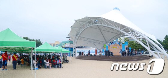 본문 이미지 - 7일 강원도 속초해수욕장에서 개장식이 열리고 있다. 이날 개장한 속초해수욕장은 내달 20일까지 운영된다. 2017.7.7/뉴스1 ⓒ News1 고재교 기자